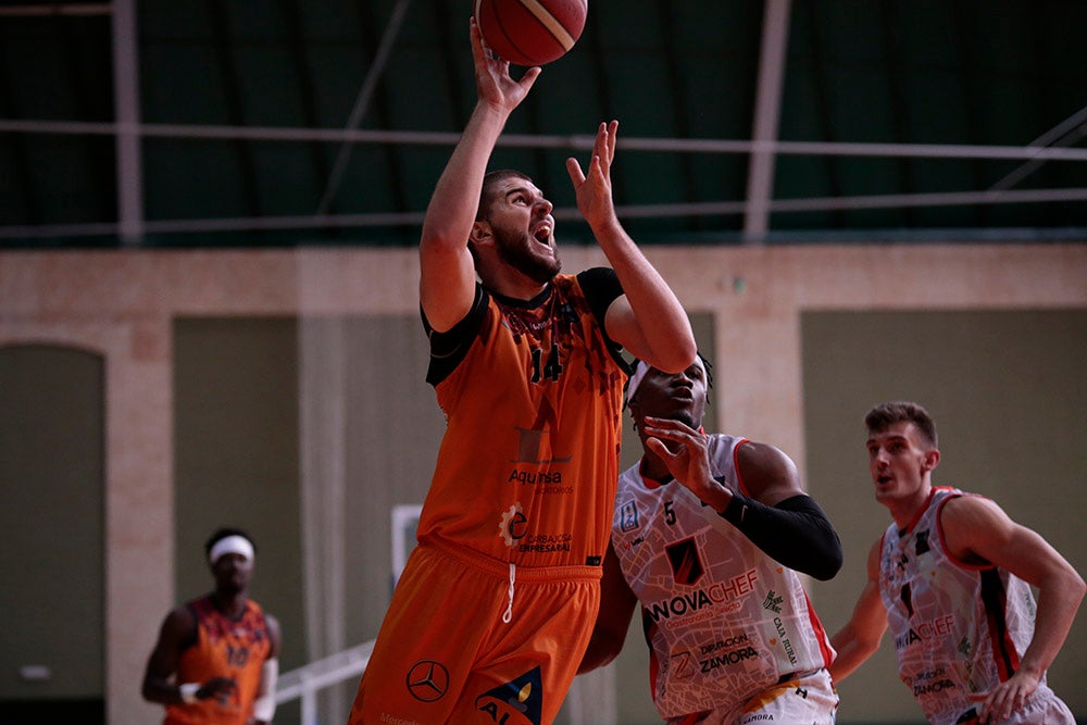 Duro correctivo para el Aquimisa Carbajosa en el debut liguero ante el Zamora Enamora (60-85)