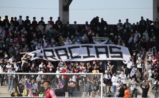 Galería. L grada de animación quiso agradecer a la directiva su trabajo altruista por el club. 