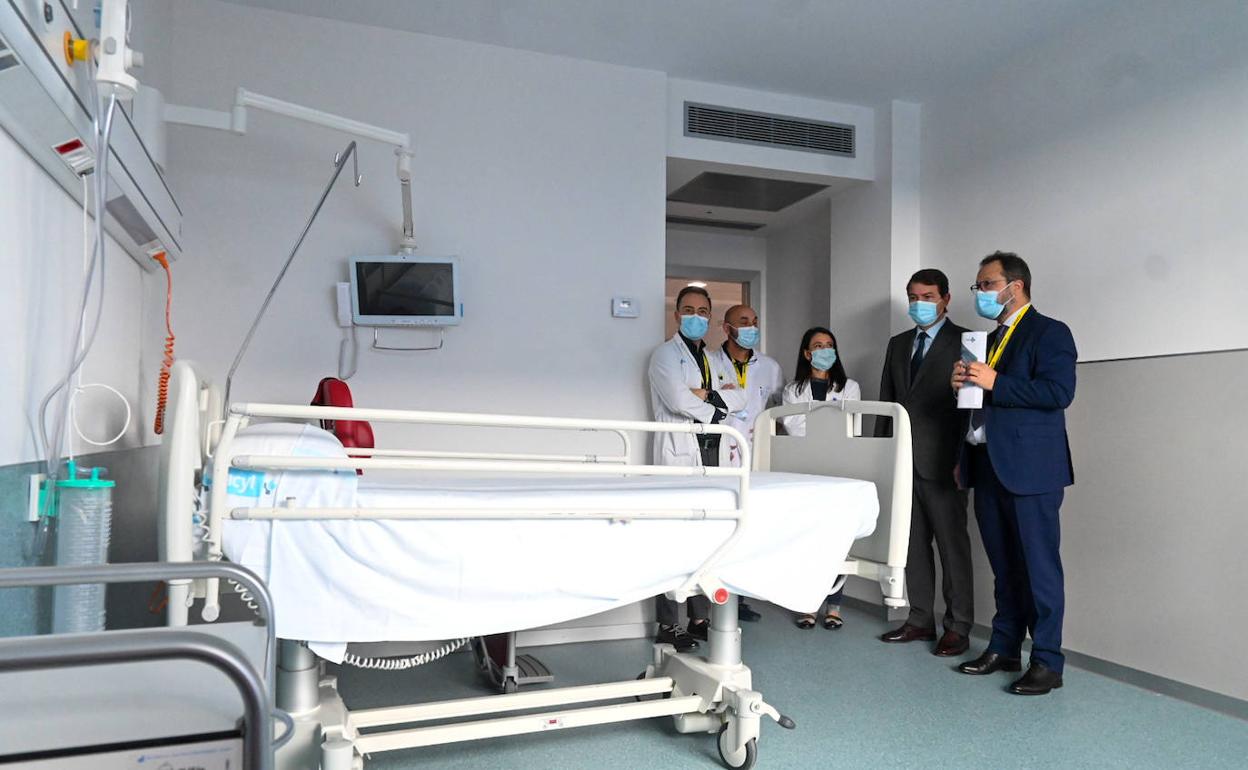 El presidente de la Junta de Castilla y León, Alfonso Fernández Mañueco, en su visita el nuevo Hospital de Salamanca