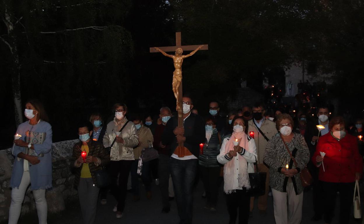 Un momento de la oración. 