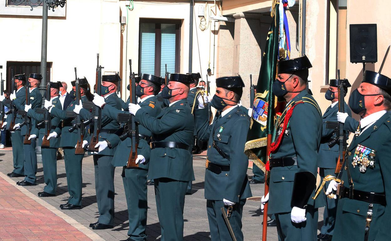 Guardias Civiles formados durante el acto de la festividad de la Virgen del Pilar. 