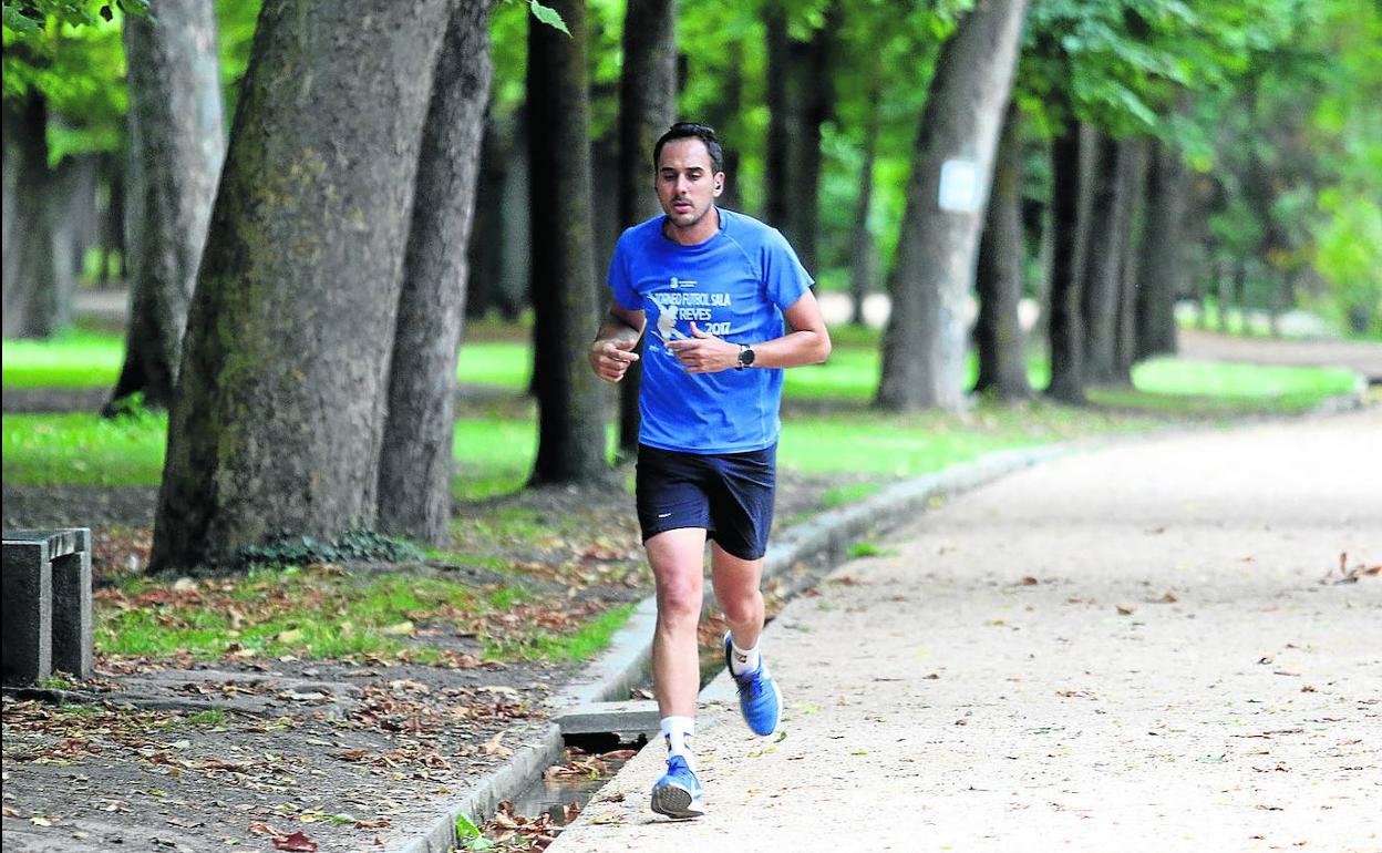 Una persona corre por la alameda del Parral. 