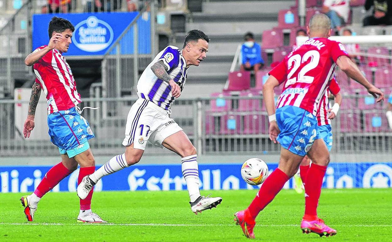 Roque Mesa escapa de la entrada del defensor lucense y conduce para realizar una apertura hacia el costado izquierdo en la tercera jornada de liga en el Ángel Carro