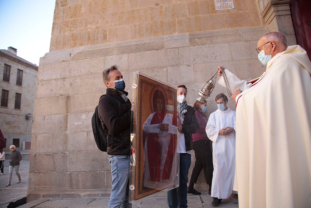 La Cruz de los Jóvenes y el icono de la Virgen Salus Populi Romani llegan a la Catedral Vieja para dar inicio a una intensa jornada de actos 