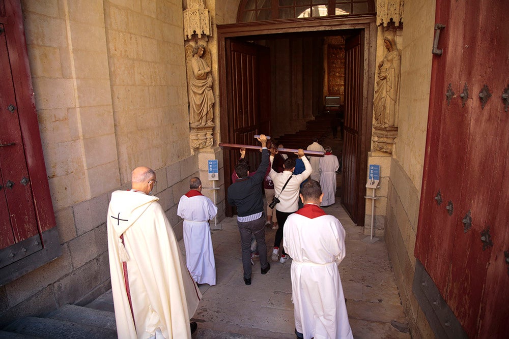 La Cruz de los Jóvenes y el icono de la Virgen Salus Populi Romani llegan a la Catedral Vieja para dar inicio a una intensa jornada de actos 