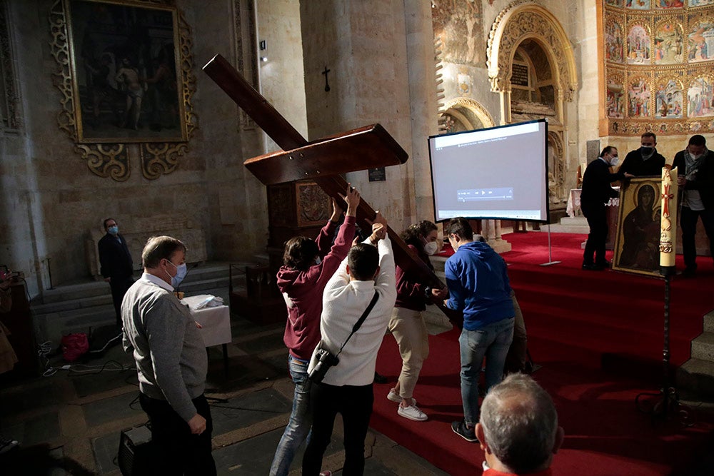 La Cruz de los Jóvenes y el icono de la Virgen Salus Populi Romani llegan a la Catedral Vieja para dar inicio a una intensa jornada de actos 