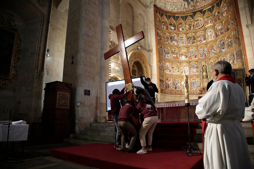 La Cruz de los Jóvenes y el icono de la Virgen Salus Populi Romani llegan a la Catedral Vieja para dar inicio a una intensa jornada de actos 