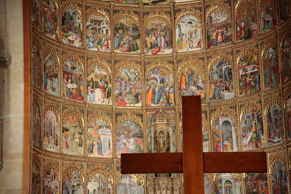 La Cruz de los Jóvenes y el icono de la Virgen Salus Populi Romani llegan a la Catedral Vieja para dar inicio a una intensa jornada de actos 