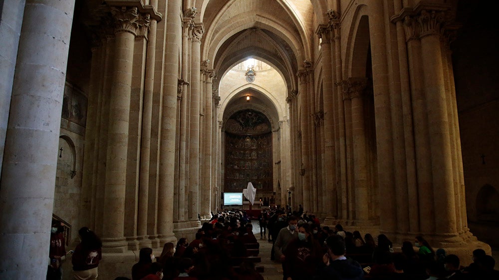 La Cruz de los Jóvenes y el icono de la Virgen Salus Populi Romani llegan a la Catedral Vieja para dar inicio a una intensa jornada de actos 