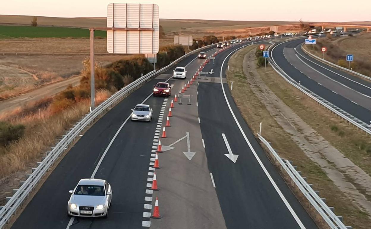 Vista del tráfico en la autovía en sentido Palencia, a la altura del desvío obligado en Frómista. 