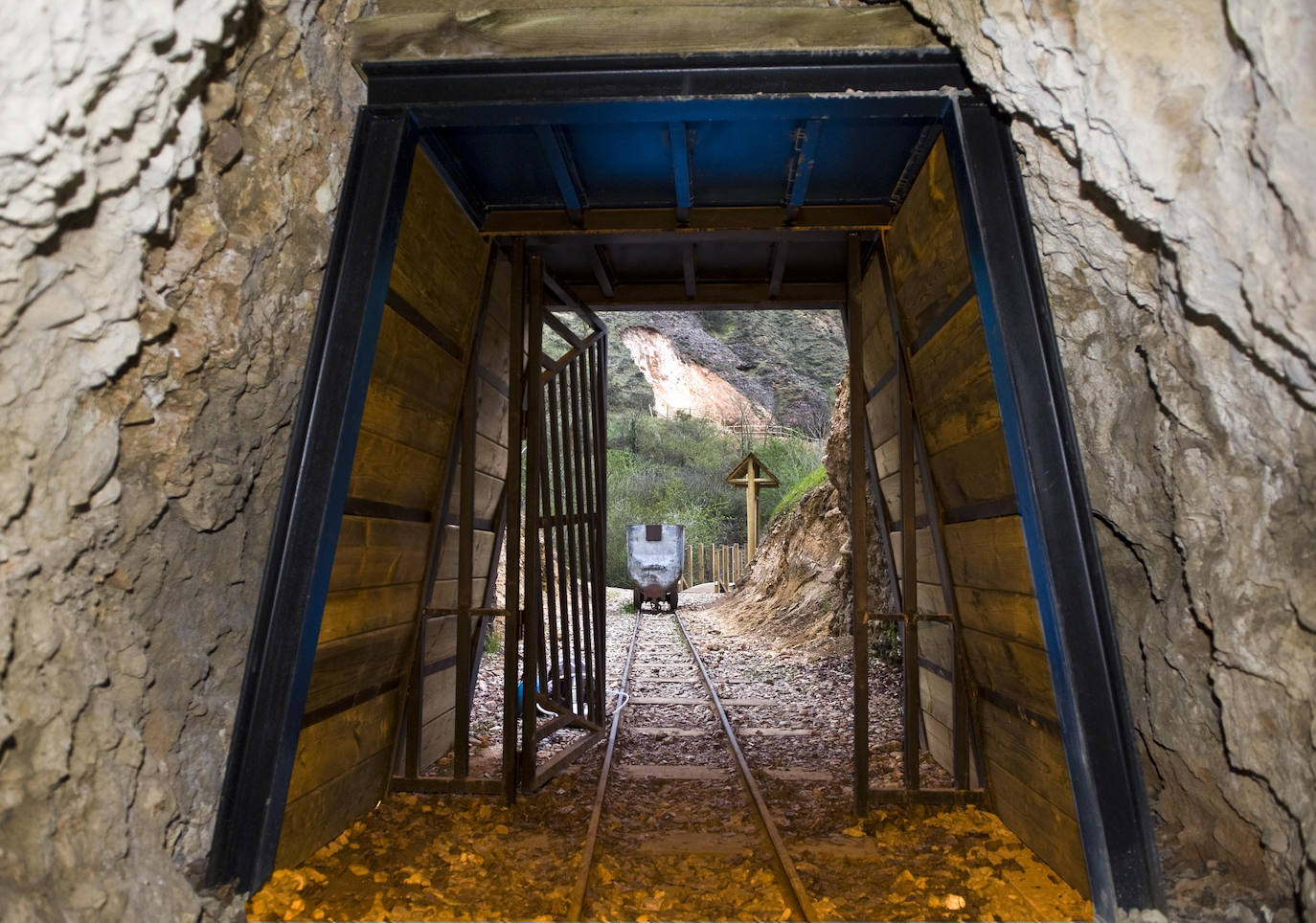 Acceso a las minas Puras de Villafranca. 