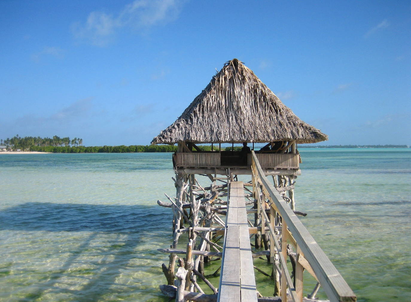 Kiribati. Es un archipiélago y país insular ubicado en la zona central oeste del océano Pacífico, al noreste de Australia. Está integrada por un grupo de 33 atolones coralinos y la isla volcánica de Banaba. Entre ellos destaca Kiritimati (Isla Christmas), el atolón más grande del mundo y primer lugar poblado del planeta en dar la vuelta al calendario cada año