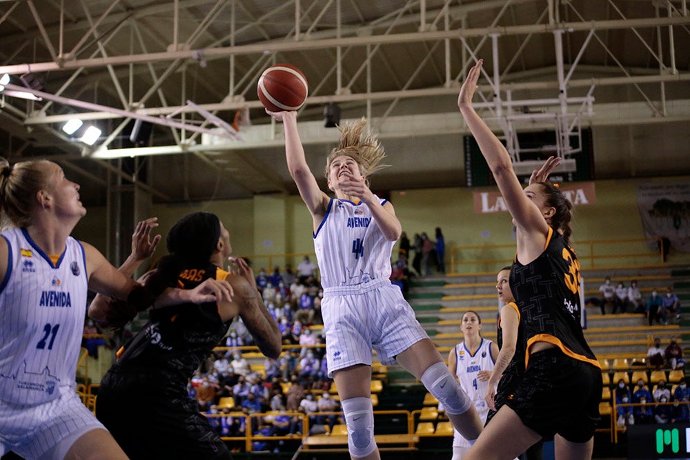 Un voluntarioso Avenida pone la segunda a costa de un débil Riga (72-41)