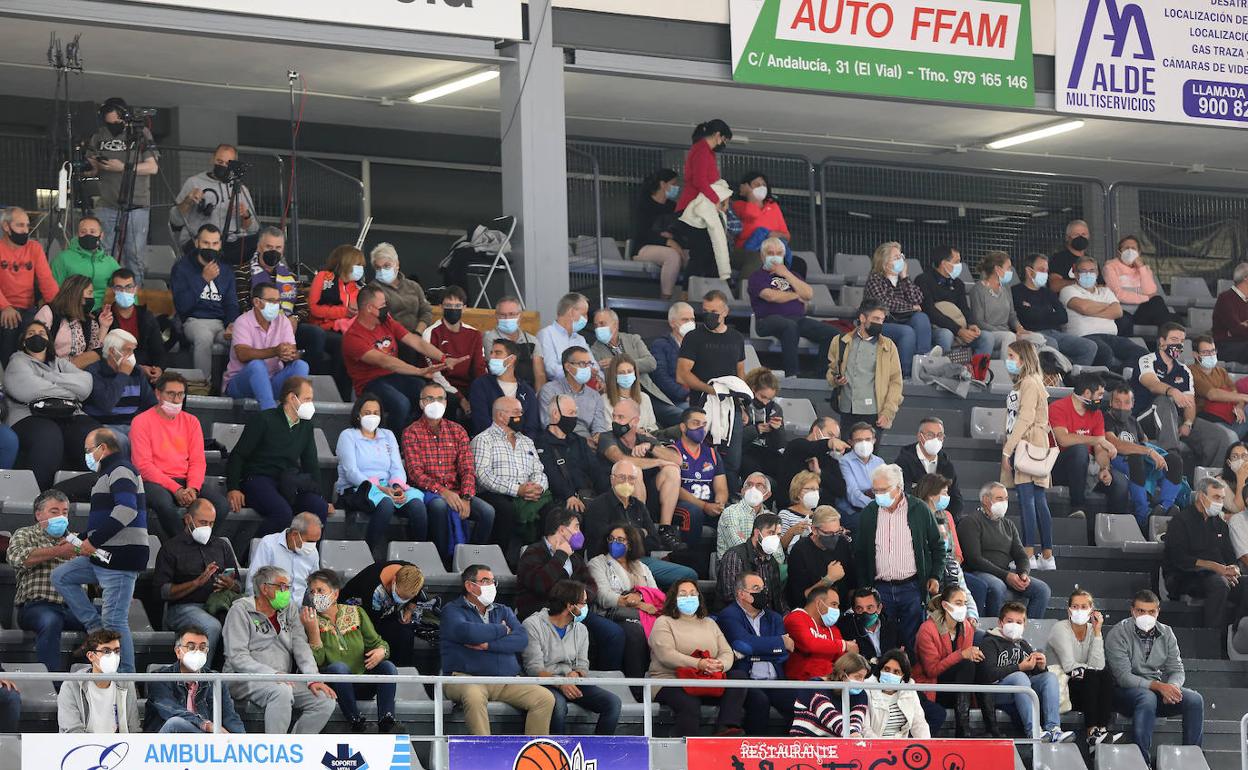 Público asistente ayer al partido de baloncesto. 