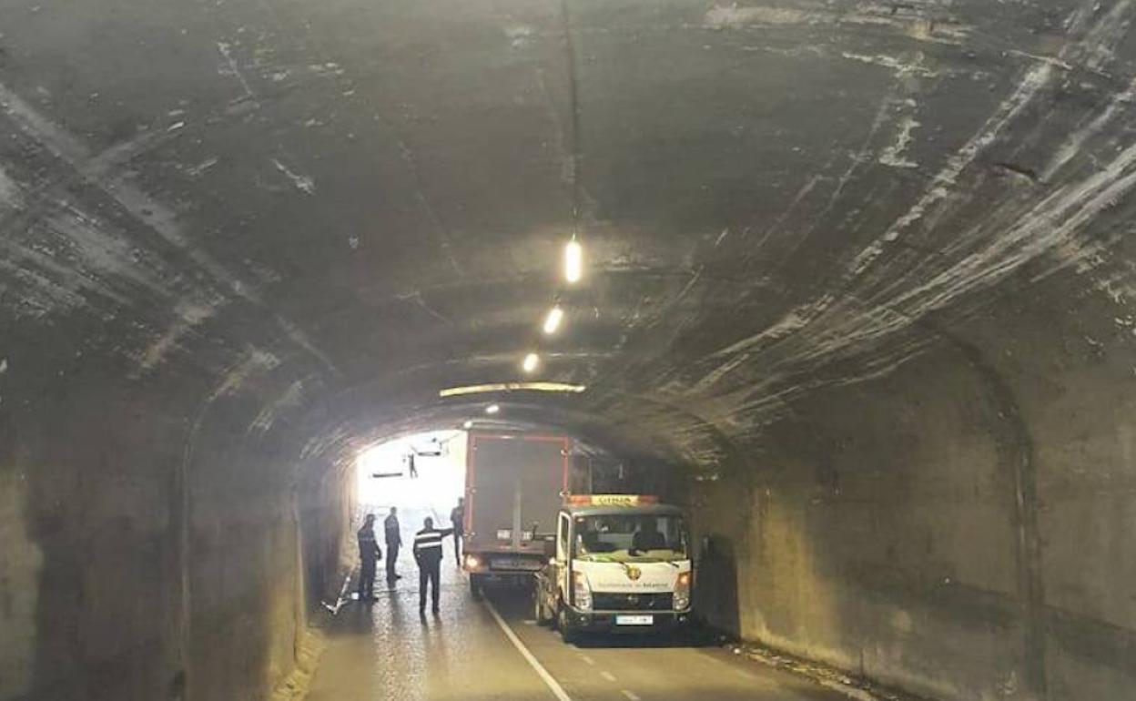 La grúa remolca el camión atascado en el túnel de Labradores. 