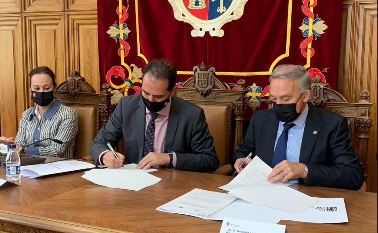 Firma de los convenios en el Ayuntamiento.