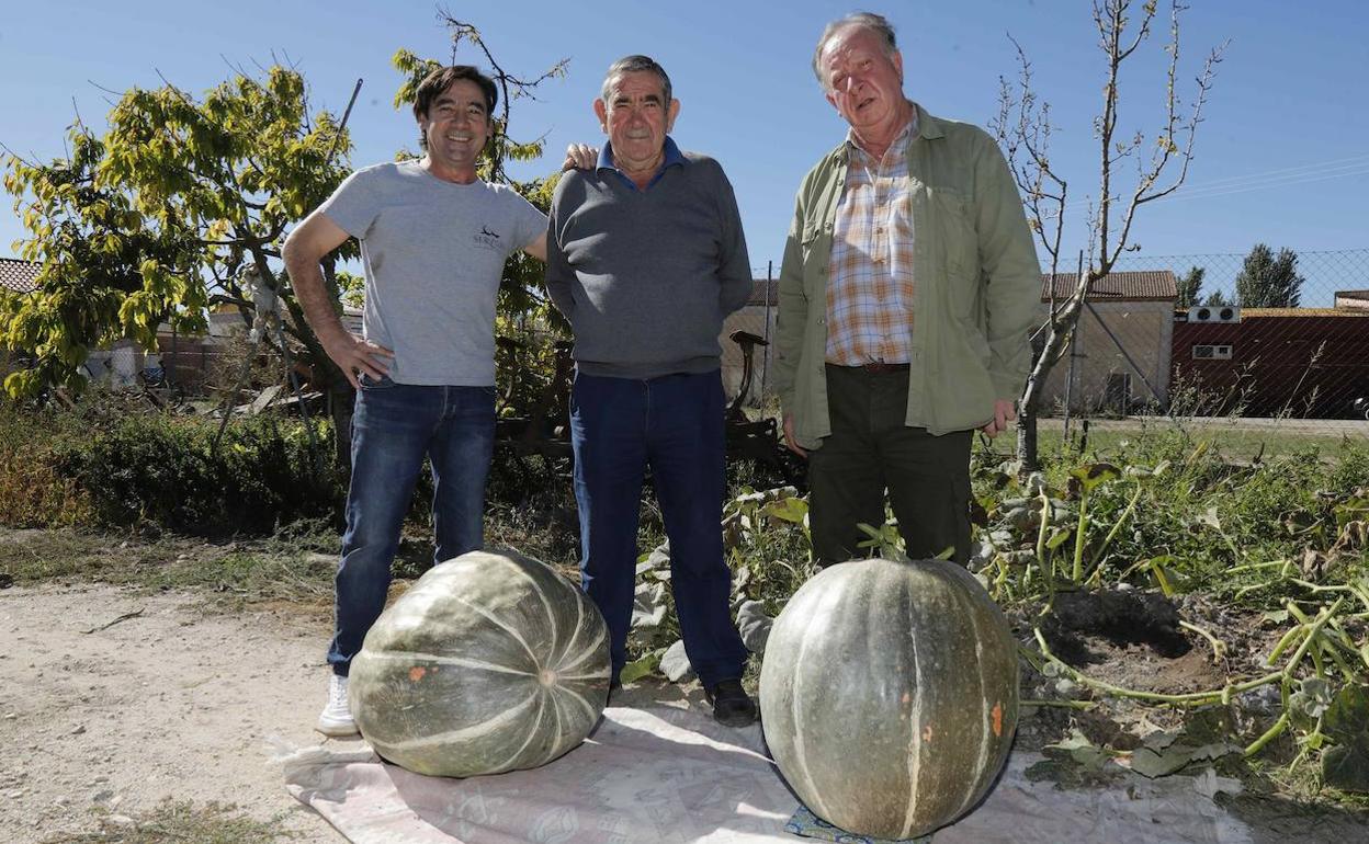 En el centro Servilio, con las dos calabazas.