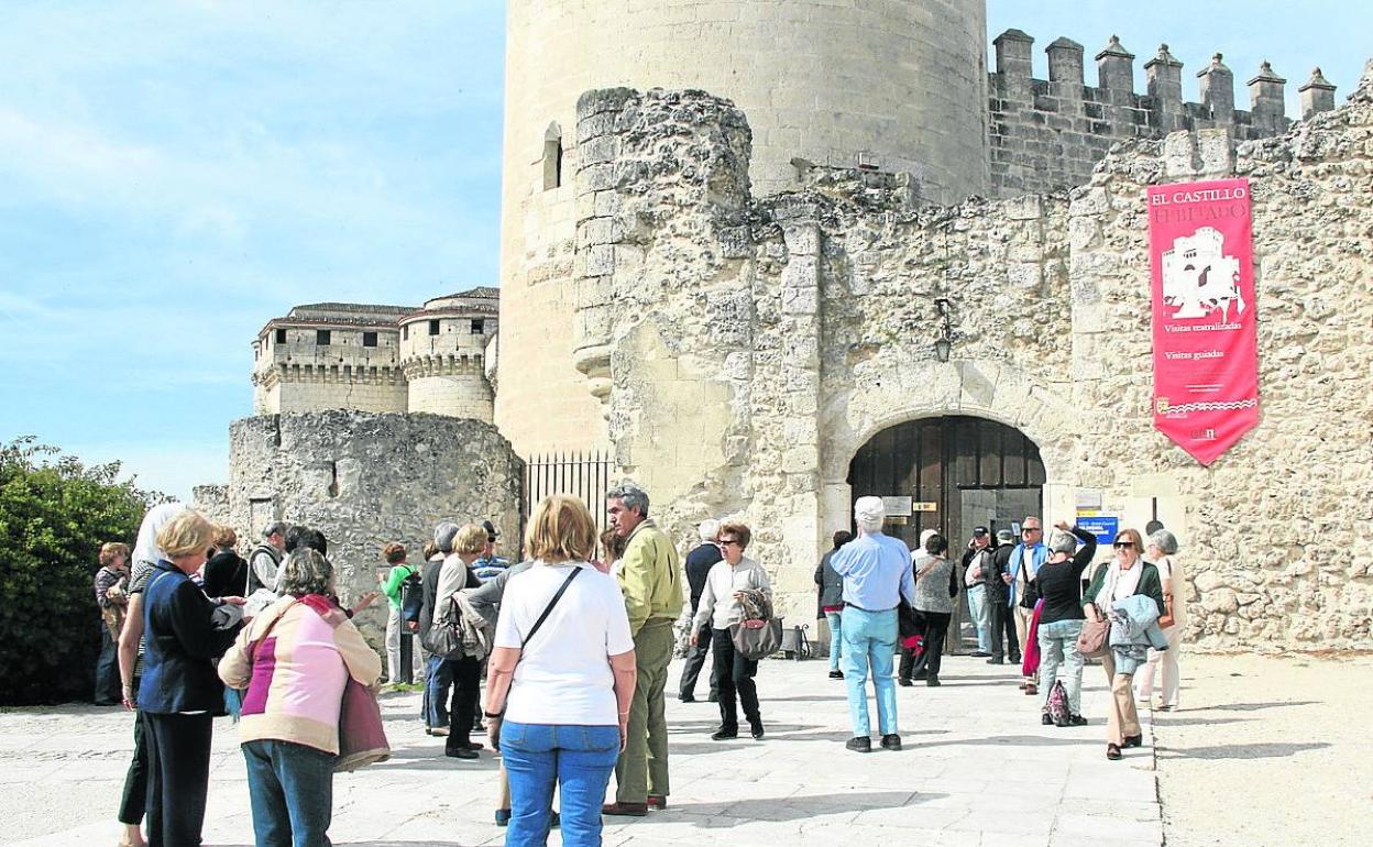Turistas delante del castillo de Cuéllar durante el puente. 