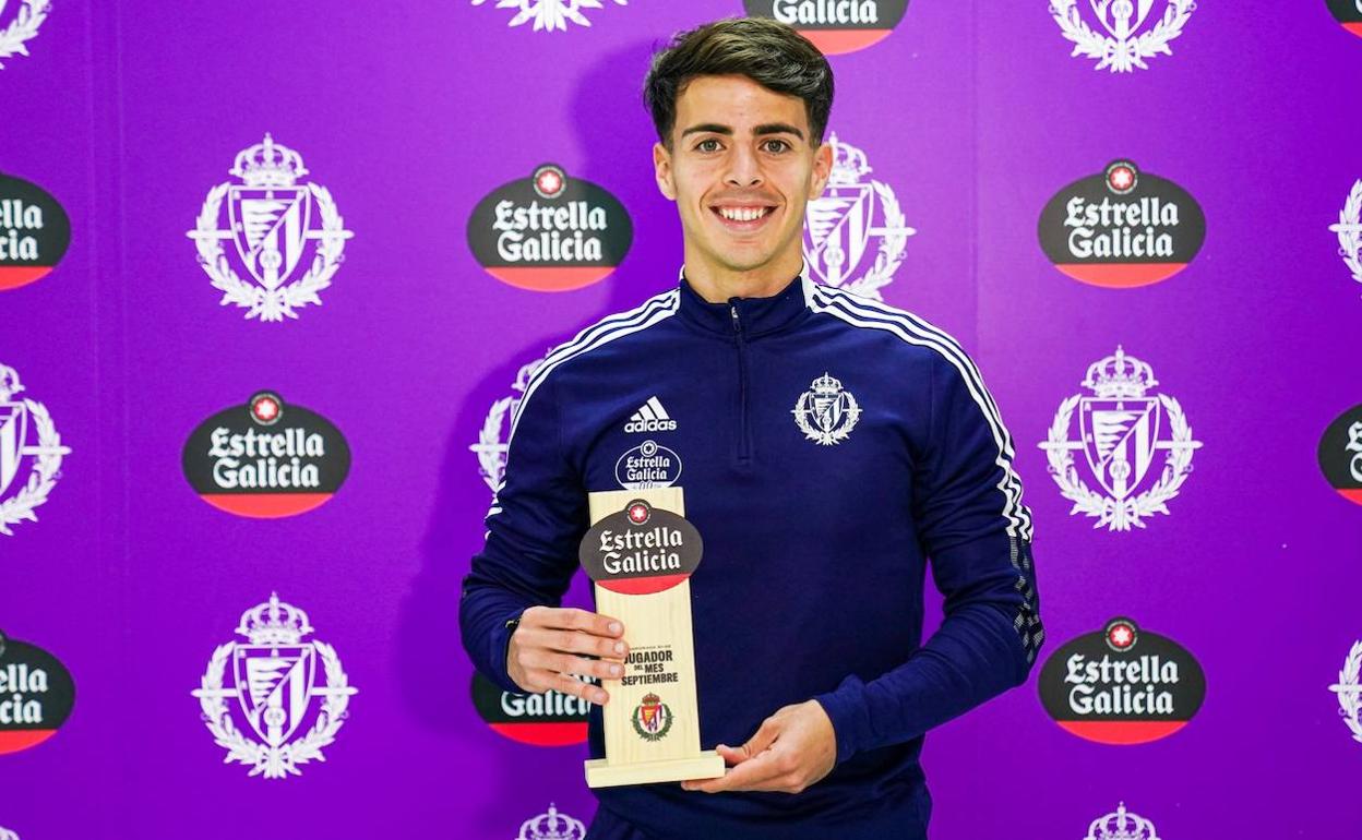 Álvaro Aguado sostiene el premio al mejor jugador del mes de septiembre elegido por la afición