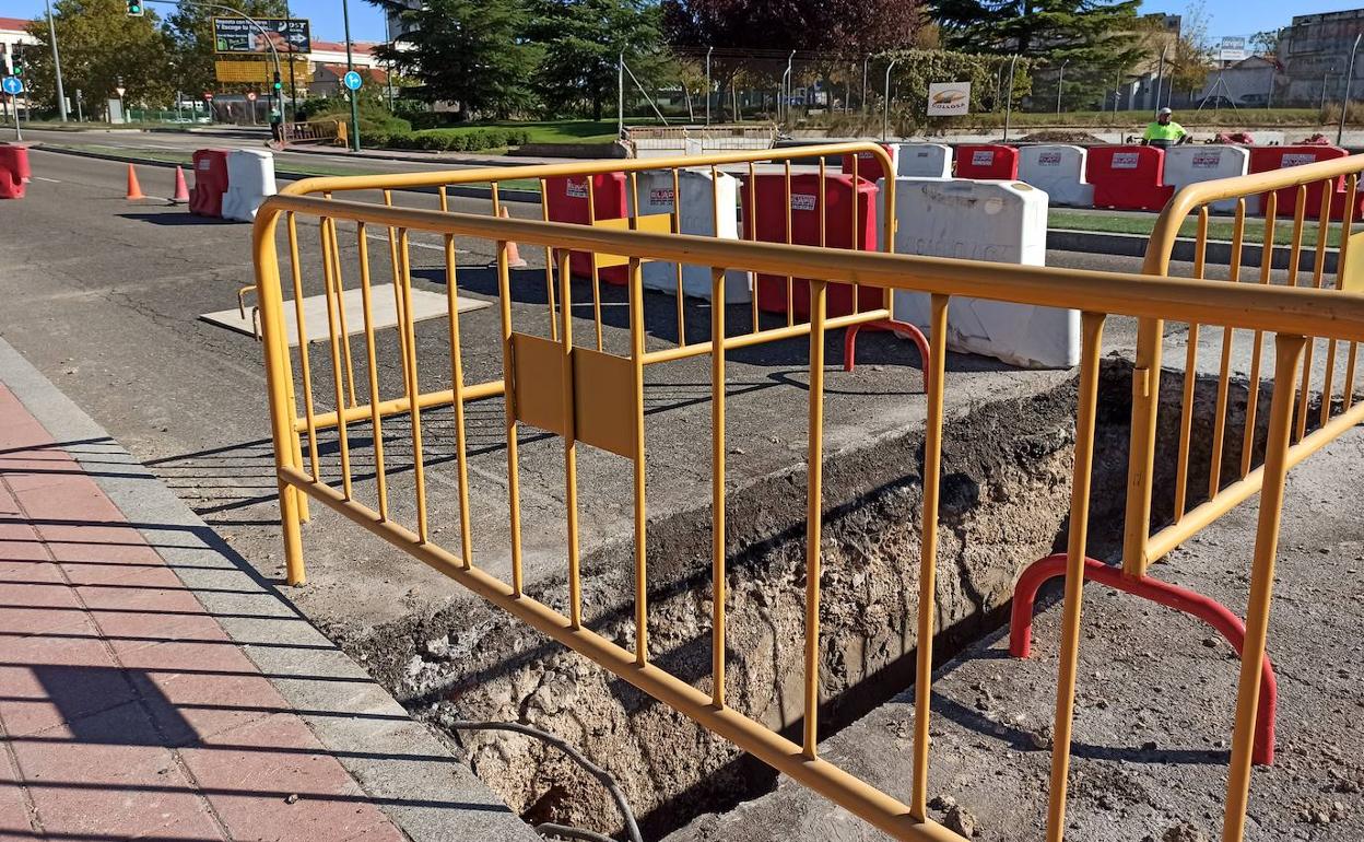 Obras en la calle Daniel del Olmo, que provocan restricciones en la entrada y salida del barrio de Las Delicias.