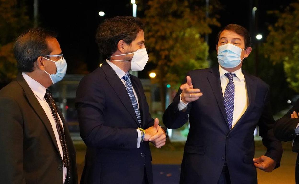 Fernández Mañueco, junto al presidente de Iberaval, César Pontvianne (centro), en el acto de celebración del 40 aniversario de la entidad.