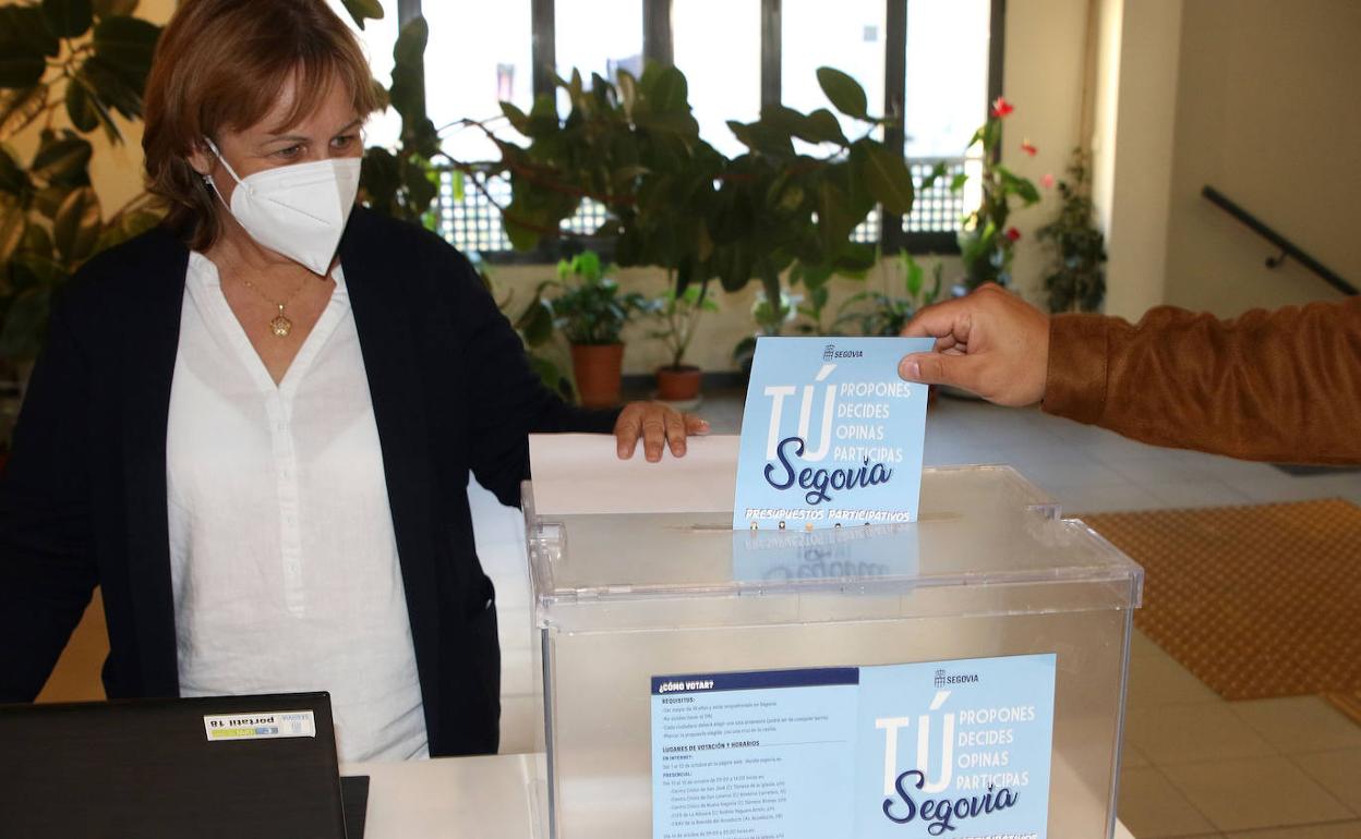 Votación presencial de los presupuestos participativos en un centro cívico de la ciudad. 