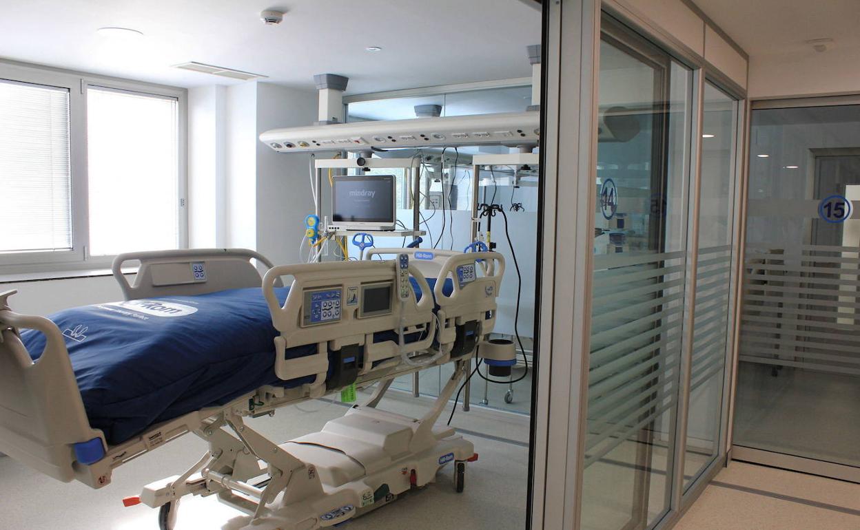 Una cama en una de las habitaciones de la UCI del Hospital General de Segovia tras la ampliación. 