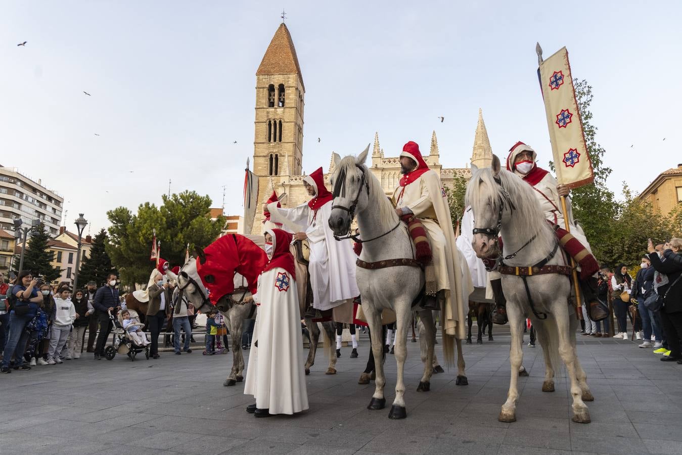 Fotos: Pregón a caballo de la Cofradía de las Siete Palabras por las calles de Valladolid