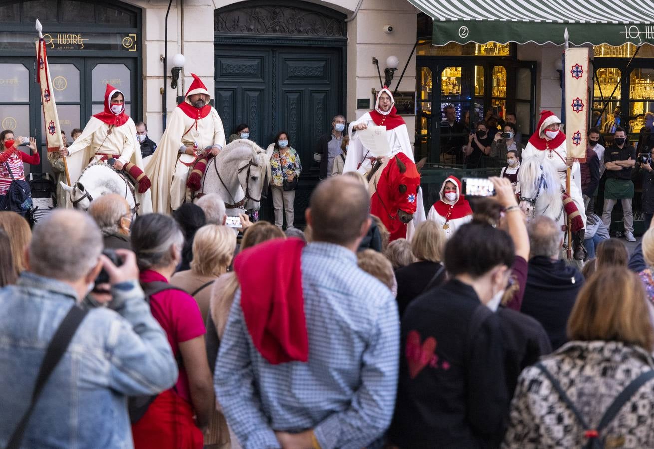 Fotos: Pregón a caballo de la Cofradía de las Siete Palabras por las calles de Valladolid