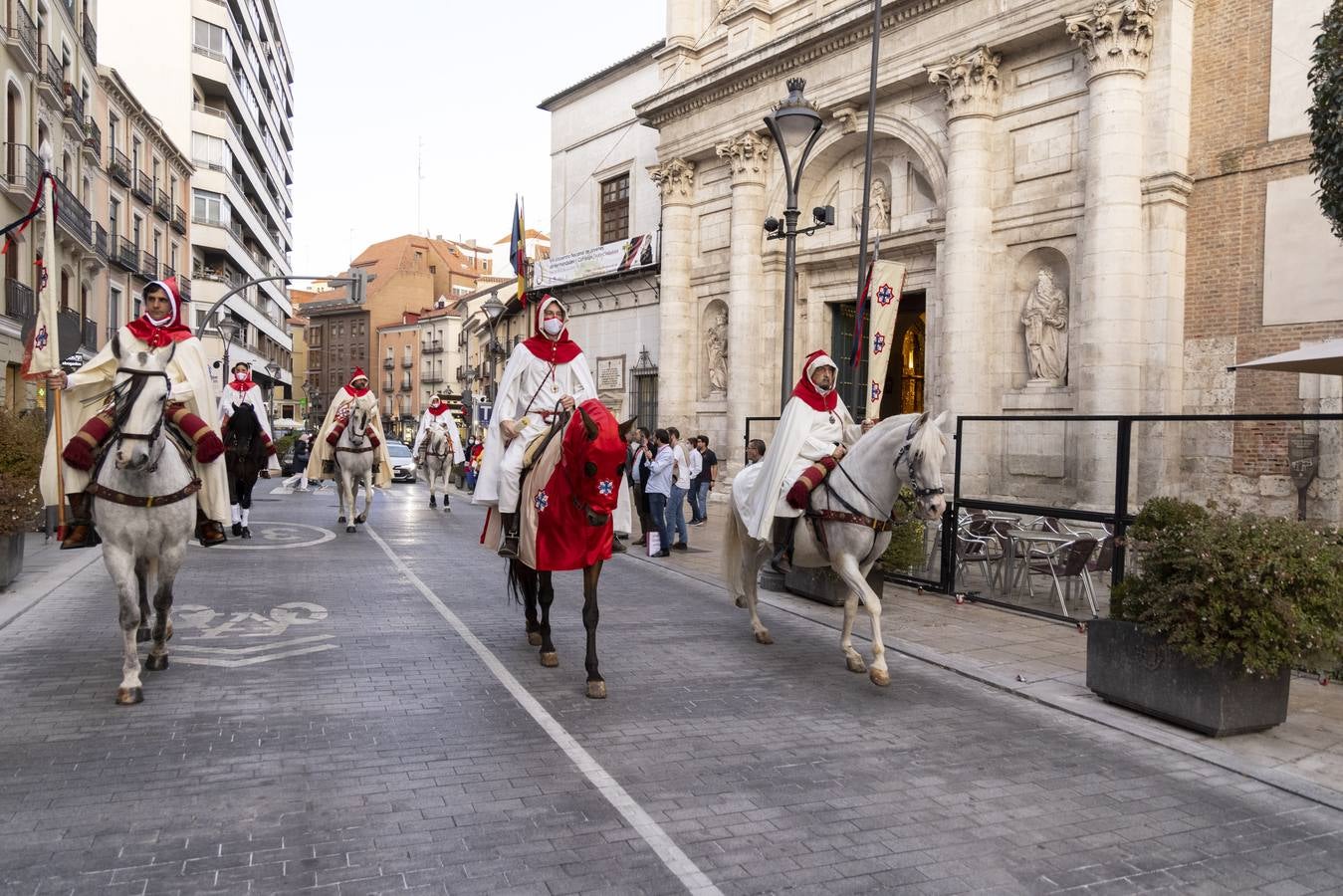 Fotos: Pregón a caballo de la Cofradía de las Siete Palabras por las calles de Valladolid