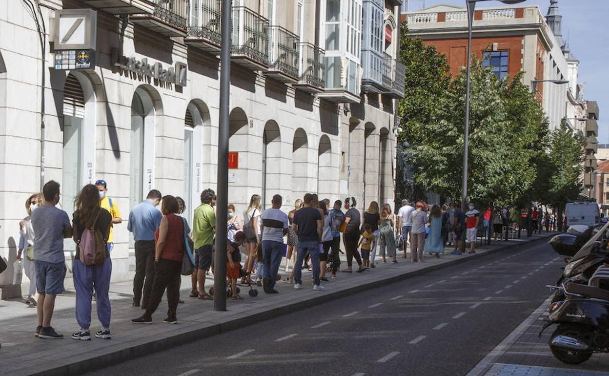 Cola, el pasado año en Valladolid, para solicita las ayudas por ERTE.