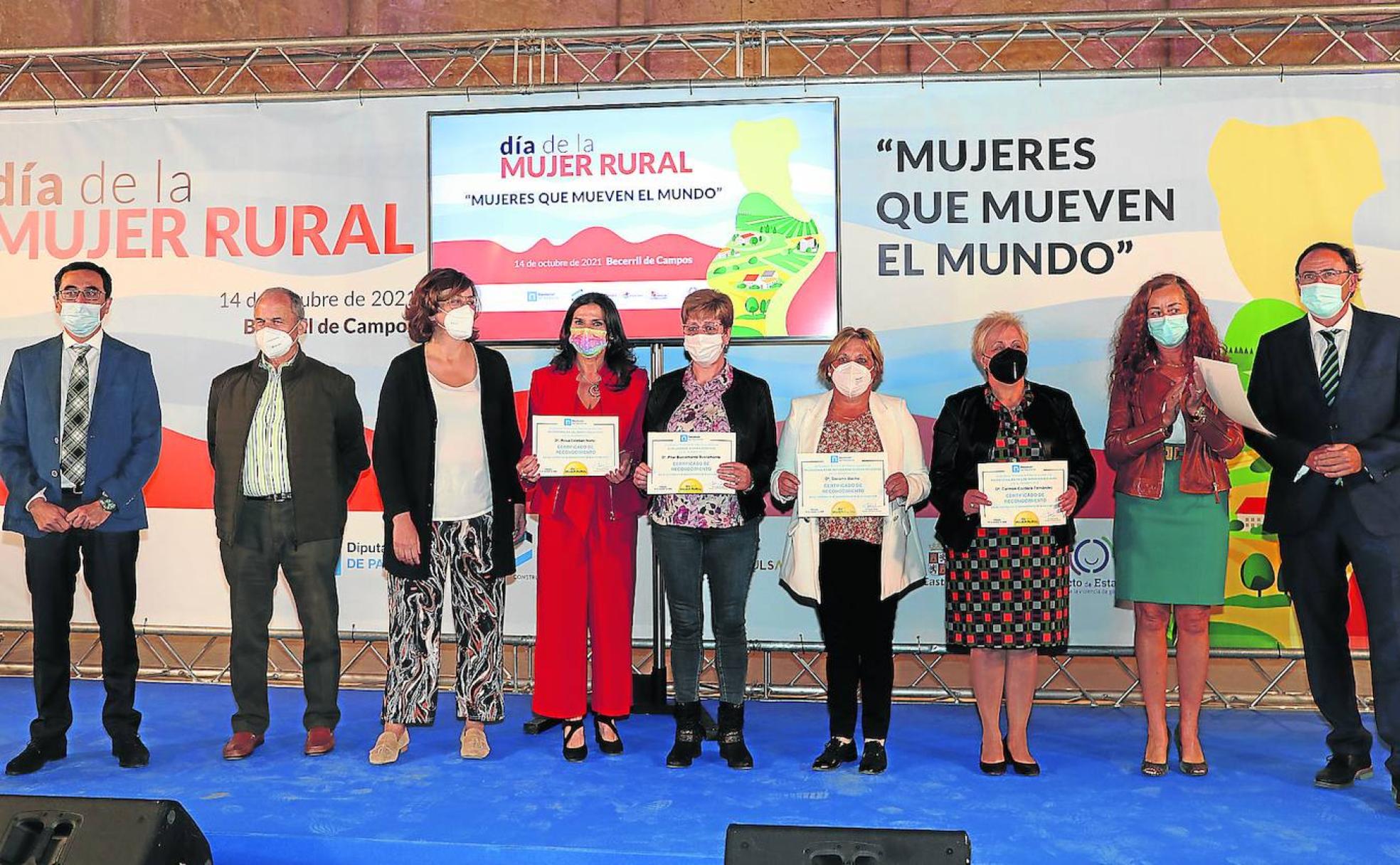 Las cinco homenajeadas, con la presidenta de la Diputación, Ángeles Armisén, a la izquierda. 