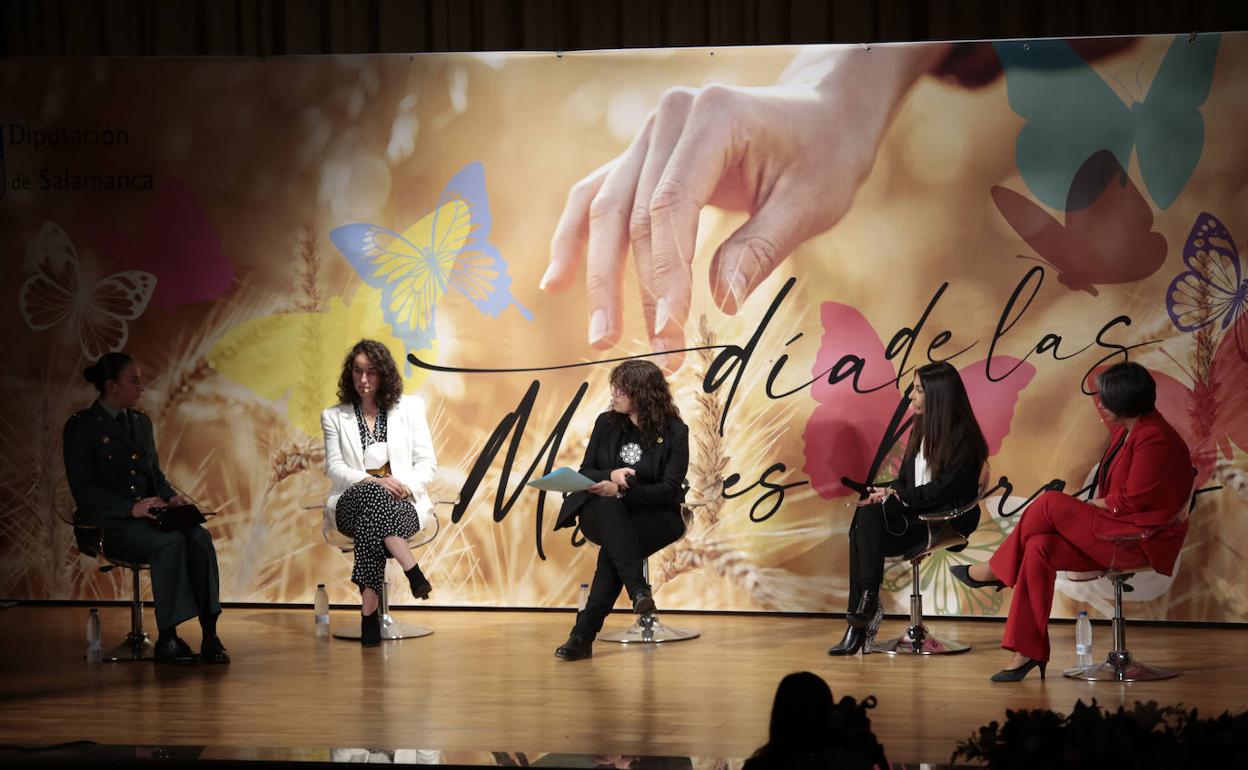 Las cuatro representantes de la mujer rural, junto a la conductora del acto. 