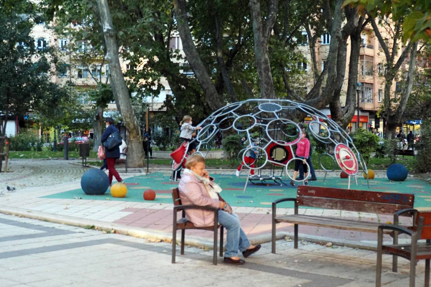 El 9 de enero de 1920 se la denominó plaza de Benito Pérez Galdós, pero los vecinos decidieron cambiarle el nombre debido a su forma cilíndrica