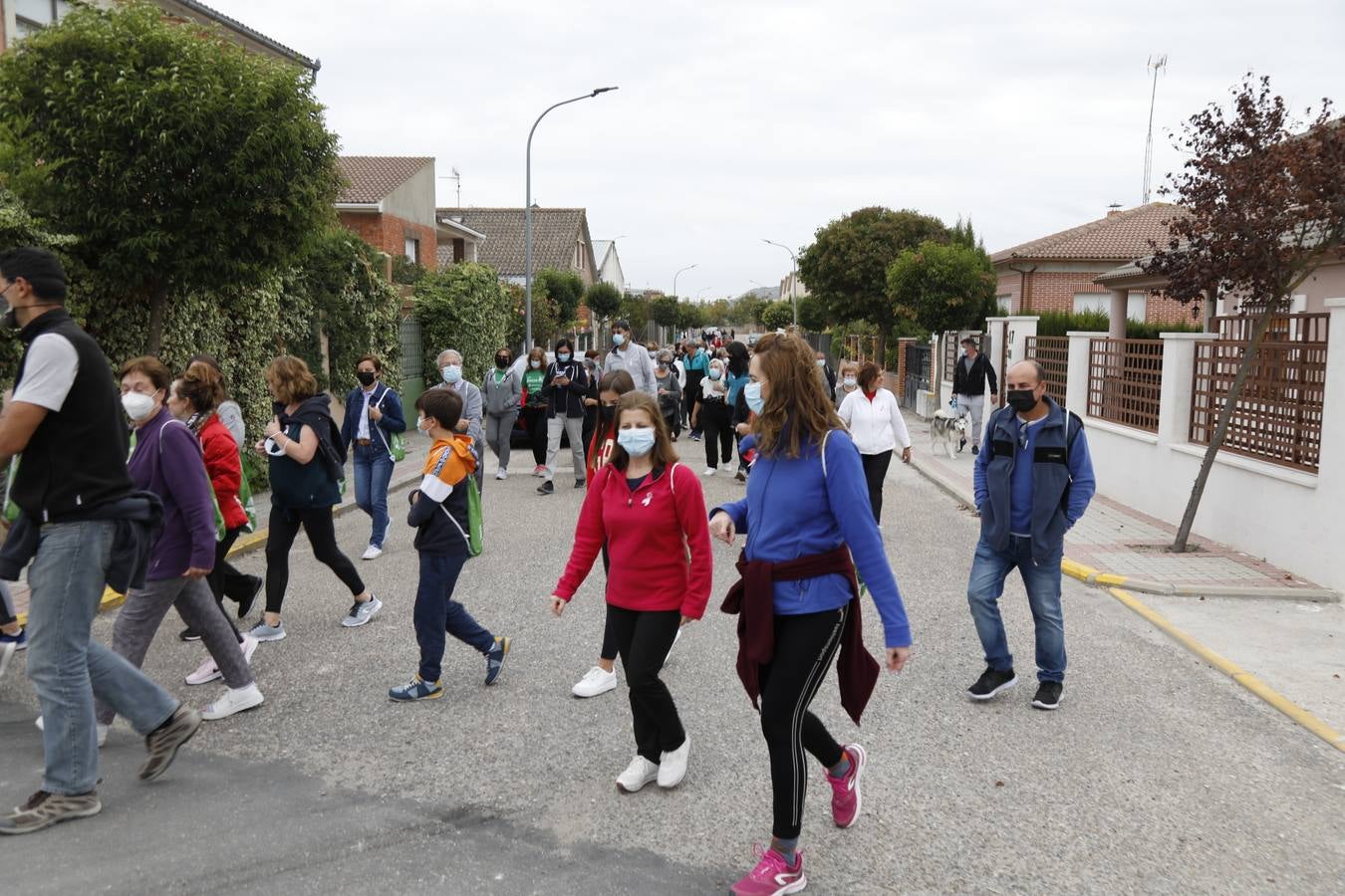 Fotos: Marcha solidaria contra el cáncer en Olivares de Duero