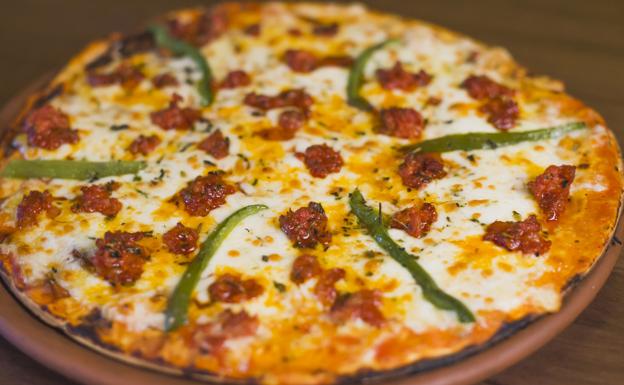 Imagen principal - Pizza genovesa, cazuelita de alitas de pollo y champiñones asados al horno de leña.