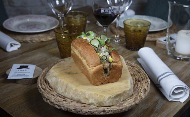 Imagen principal - Brioche de pollo marinado, mahonesa picante y especiada y pepino, Pato Villamartín incluido en el menú degustación, Catering CHAS!, la marca personal de Alberto Soto.