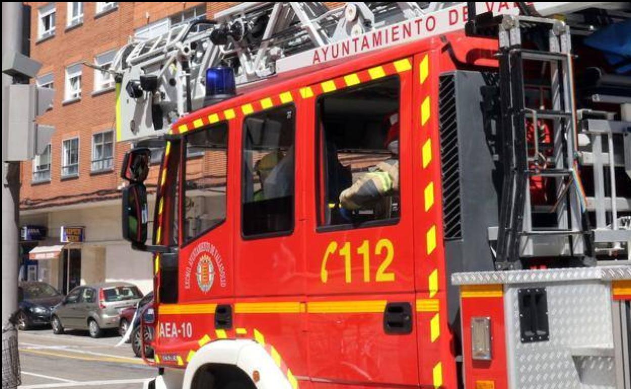 Los Bomberos de Valladolid, al rescate de un móvil en una alcantarilla