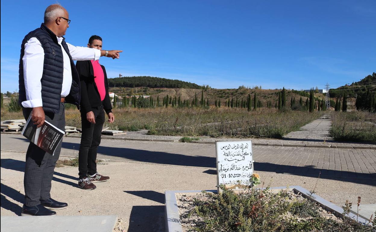 Representantes de asociaciones musulmanes en Burgos señalan el espacio que necesitan para ampliar el cementerio.