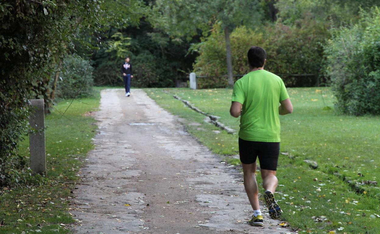 Zona de paseo del Clamores, una de las zonas verdes para disfrutar en la ciudad. 