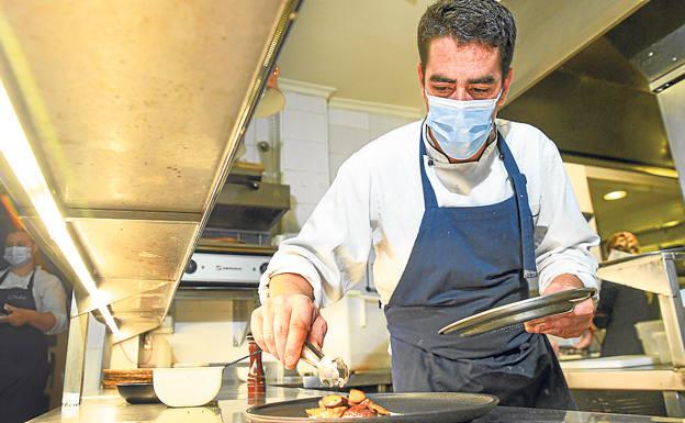 Imagen principal - Arriba, últimos toques a un plato en las cocinas de Llantén; debajo, a la izquierda, la creatividad a la hora de emplatar es marca de la casa, y a la derecha, apetitosa elaboración a base de boletus. 