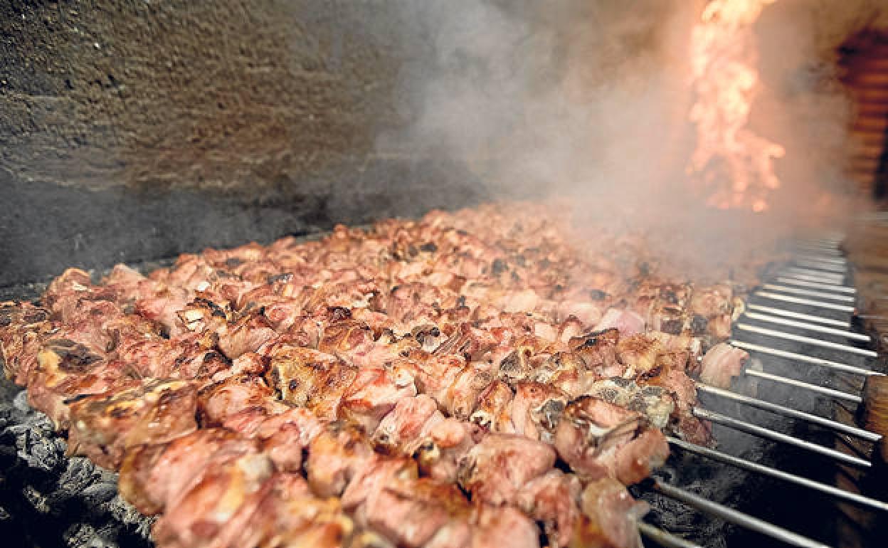 Su especialidad, pinchos de lechazo y de conejo a las brasas de sarmiento 