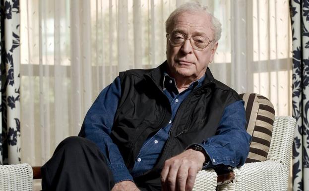 Imagen principal - Michael Caine junto a su mujer Shakira Baksh, con la que lleva casado desde 1973, y con el segundo de sus dos Oscar, que ganó en 1999 como actor de reparto por 'Las normas de la Casa de la Sidra'.