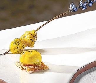 Imagen secundaria 1 - Arriba, Marc Segarra, chef ejecutivo de Abadía Retuerta LeDomaine; debajo, a la izquierda, esfera de pollo de corral, su piel y paté de setas, y a la derecha, cuajada de muelas, salsa verde y verduras del huerto. 
