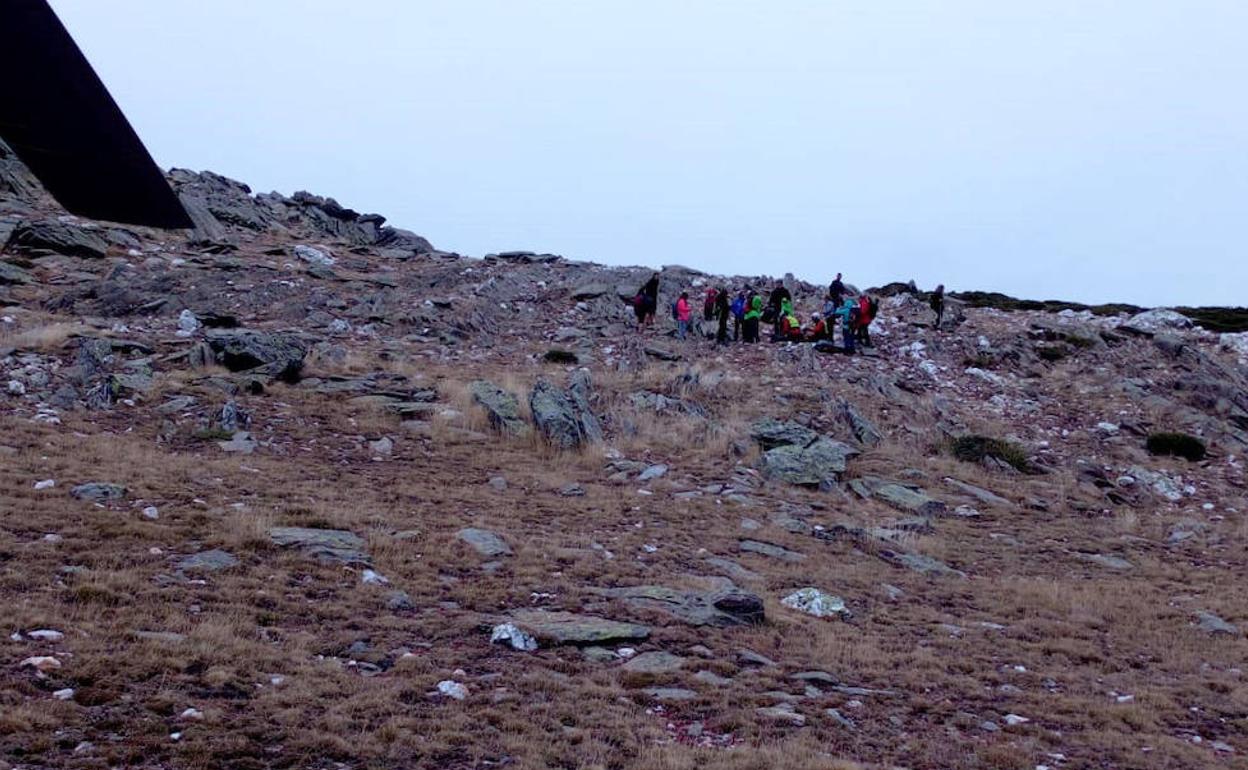 Rescate de un herido en el Pico del Lobo llevado a cabo por agentes de Protección Civil este sábado. 