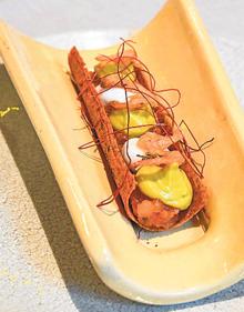 Imagen secundaria 2 - Arriba, sashimi de dorada en piedra de sal con tomates cherry asados; debajo, a la izquierda, el restaurante dispone de una amplia carta de vinos en su bodega, y la derecha, camarón mexicano: tartar de carabineros y guacamole. 