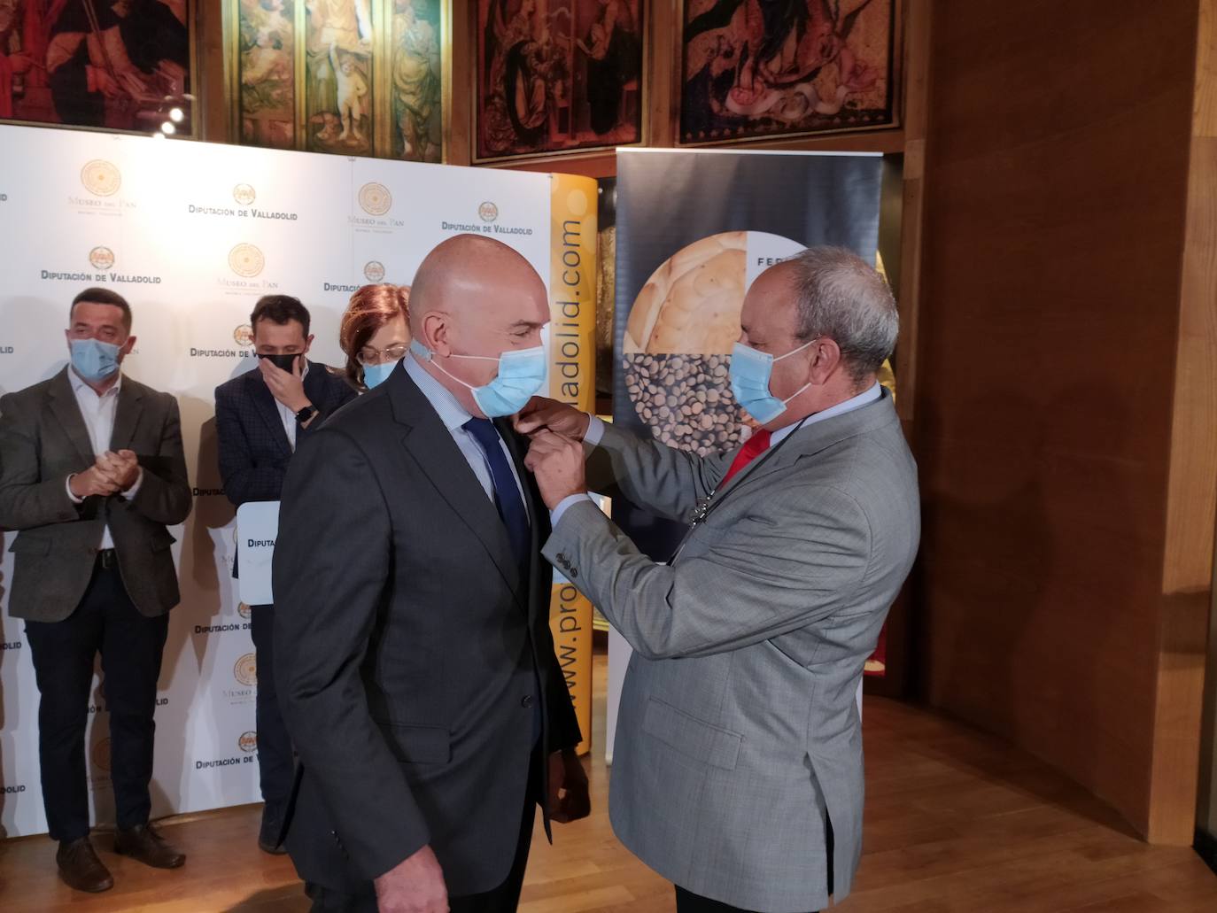 Jesús Julio Carnero recibe la Lenteja de Oro. 