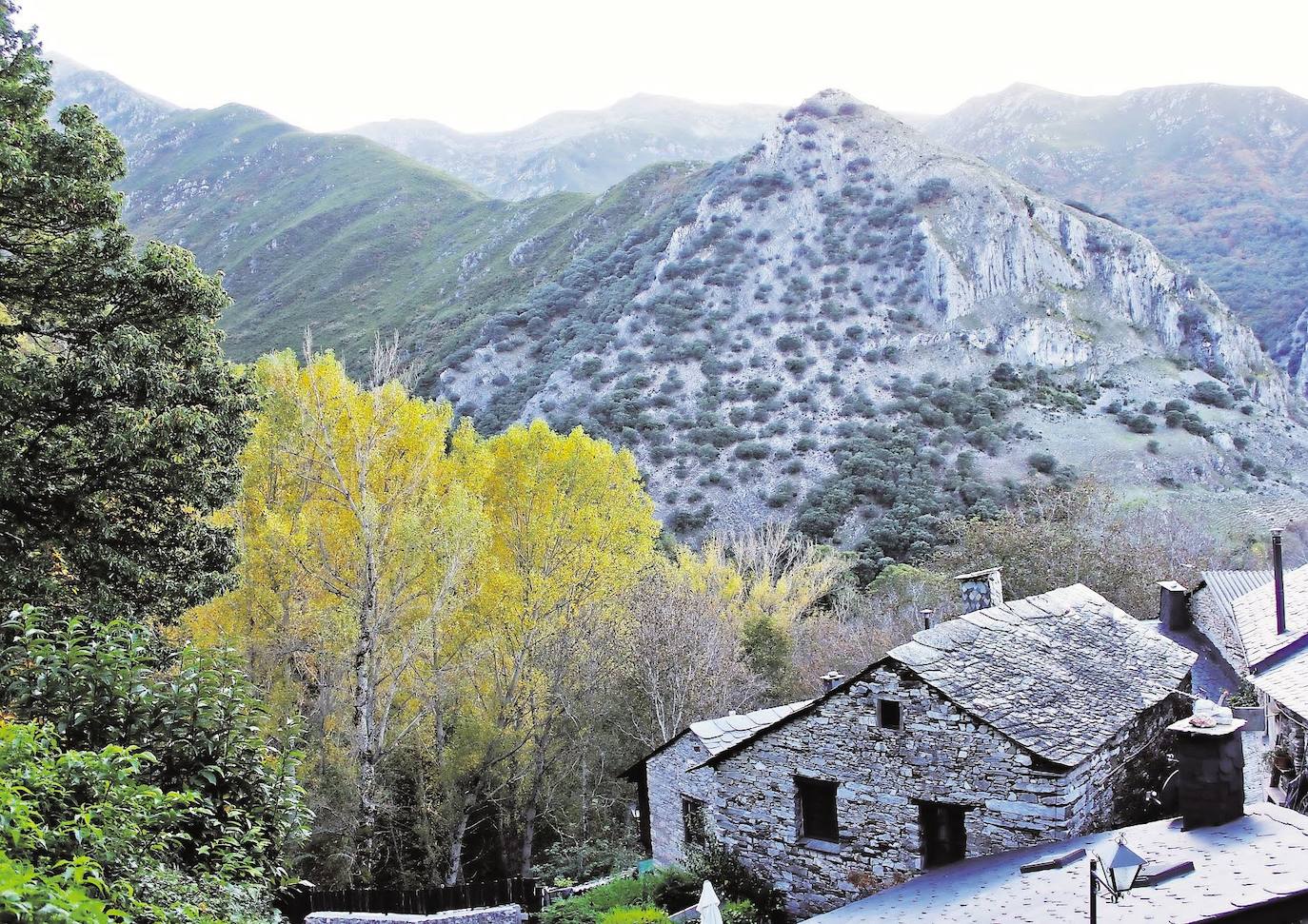 Peñalba de Santiago (León): El recorrido hacia Peñalba es uno de los paisajes más bellos de Castilla y León. Un valle virgen dominado por frondosos bosques de roble, ríos y cascadas naturales: el Valle del Silencio, virgen, natural y exuberante. El pueblo, erguido sobre una peña, a la que debe su nombre, en los inviernos de nieves se cubre por un manto blanco sobre el que se alza la iglesia de Santiago, de puro estilo mozárabe, declarada Monumento Nacional en junio de 1931.