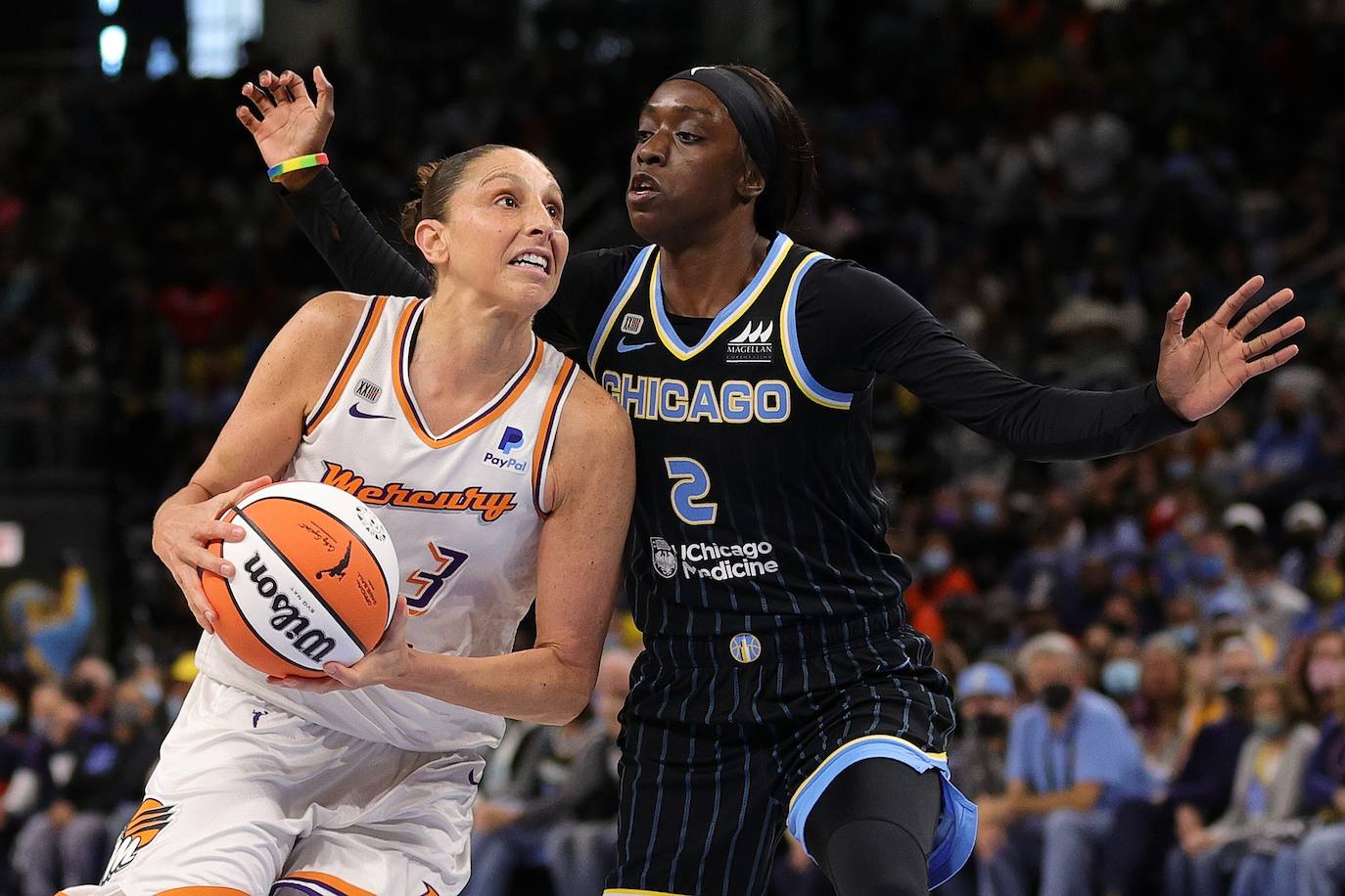 Copper defiende a Taurasi. 