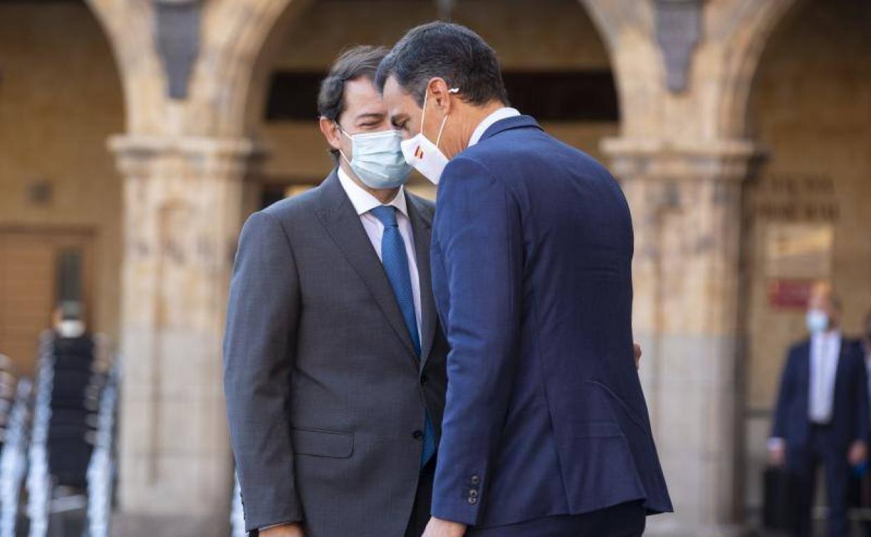 Los presidentes Mañueco y Sánchez, en Salamanca, a finales de julio.